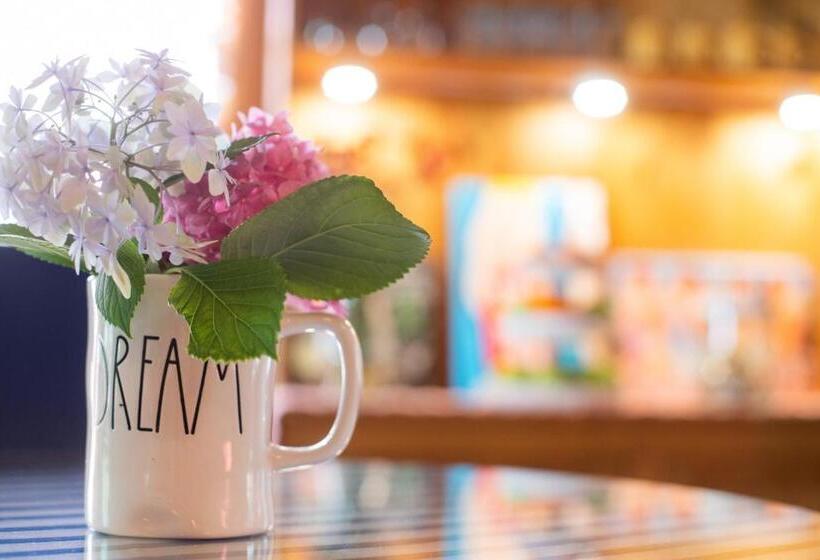 Люкс, Elliott House Boutique Inn