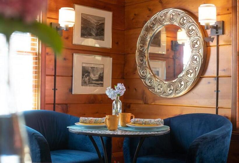 디럭스 스위트 킹 침대, Elliott House Boutique Inn