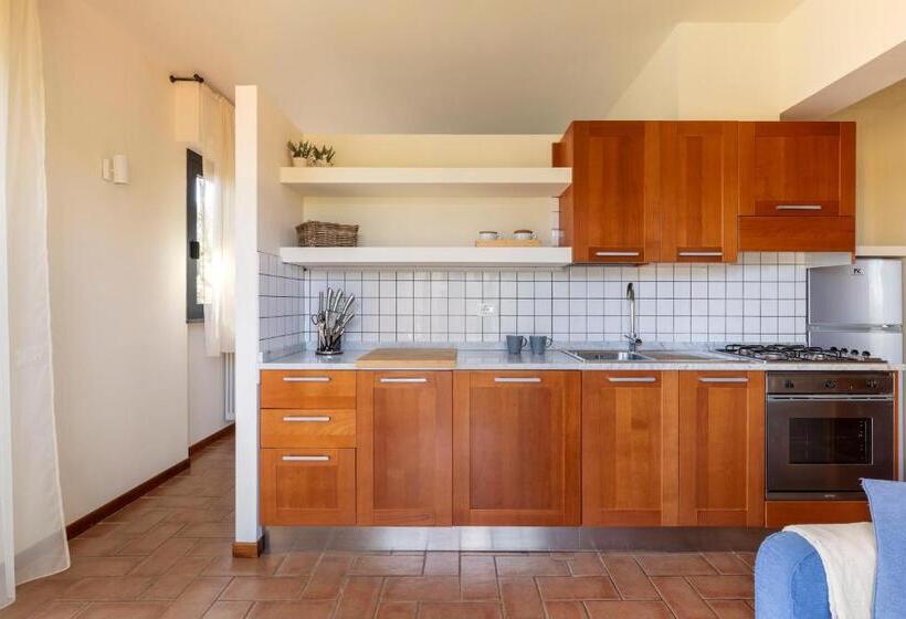 إستديو قياسى مطل على حمام السباحة, Holiday Prato Verde