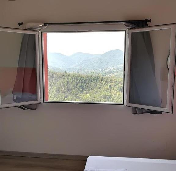 חדר סטנדרט לשלושה, I Gelsi E I Castagni