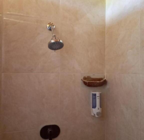 מיטת קינג בסוויטה, Buana Ecofarm Ecolodge