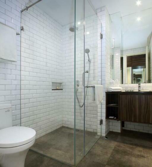 جناح جونيور, Helios Hotel & Convention