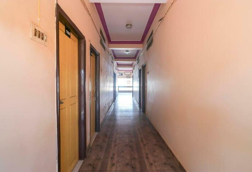 חדר קלאסי לשלושה, Spot On  Poonam