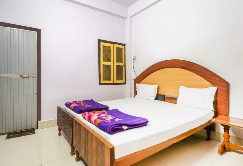 חדר קלאסי לשלושה, Spot On  Poonam