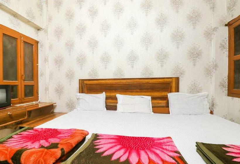 חדר קלאסי לשלושה, Spot On  Poonam