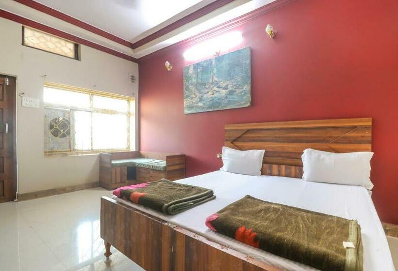 חדר קלאסי לשלושה, Spot On  Poonam