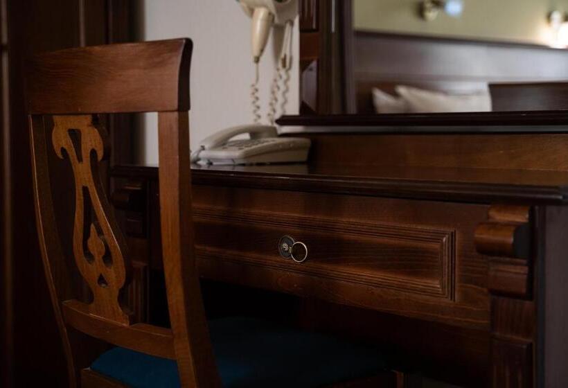 חדר סטנדרט יחיד, Antoniadis