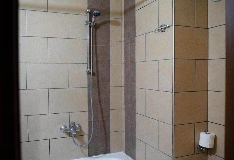 חדר סטנדרט לשלושה, Antoniadis