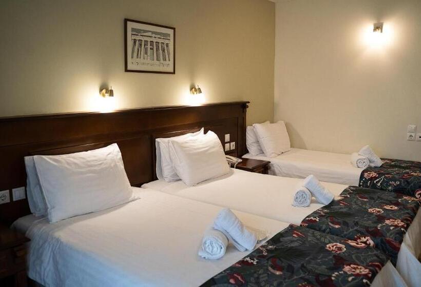 חדר סטנדרט לשלושה, Antoniadis