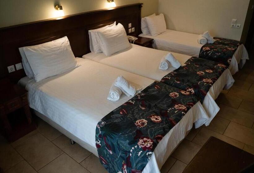 חדר סטנדרט לשלושה, Antoniadis