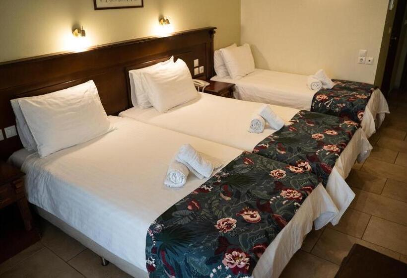 חדר סטנדרט לשלושה, Antoniadis