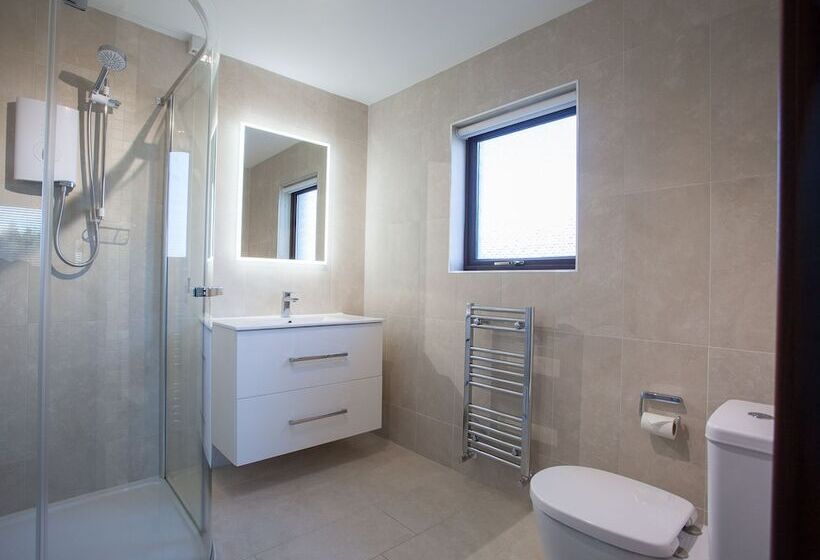 Camera Standard, Keef Halla Country House