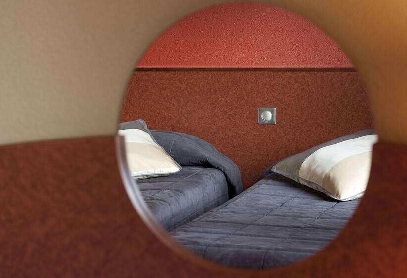 اتاق استاندارد, La Solitude