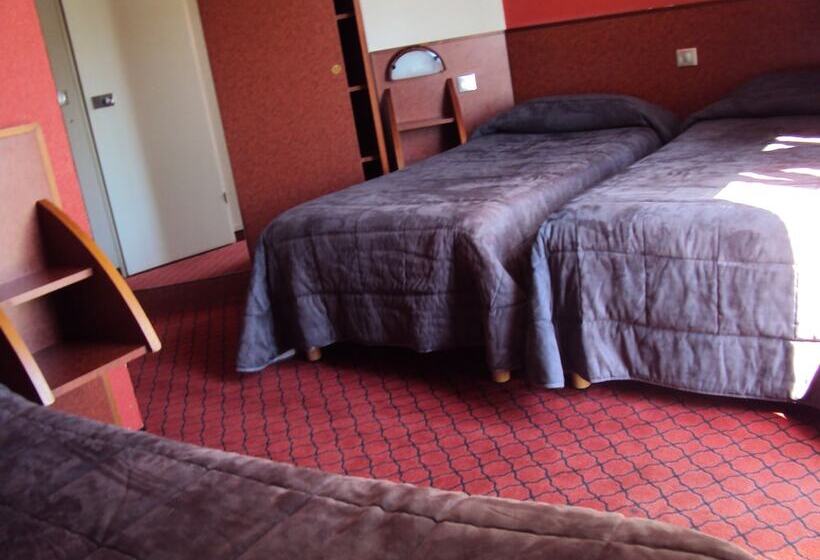 اتاق استاندارد سه نفره, La Solitude