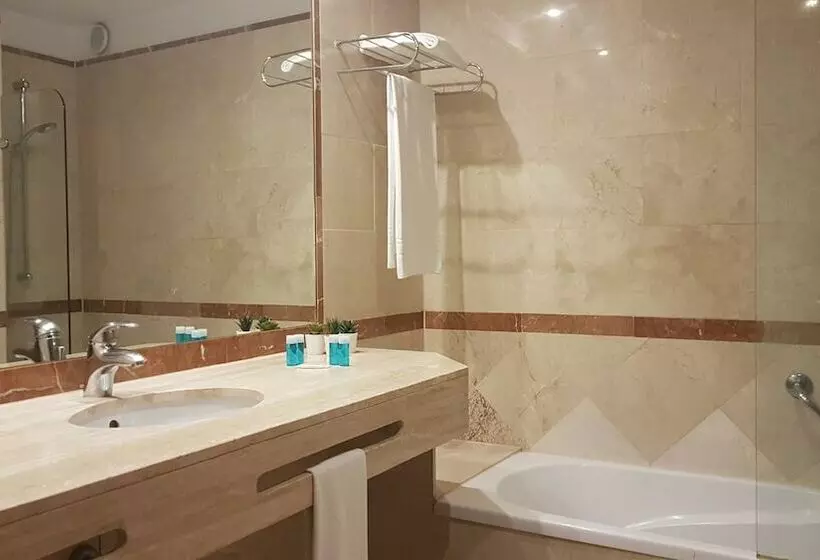 اتاق خانوادگی, Gran Hotel Costa del Sol