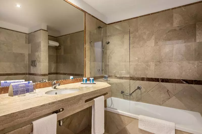 اتاق خانوادگی, Gran Hotel Costa del Sol