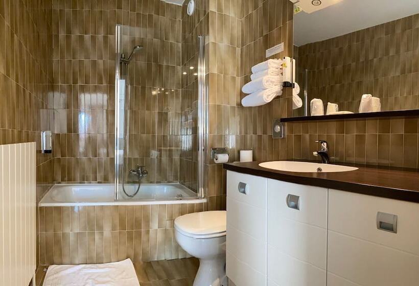 חדר סטנדרט לשלושה, Logis Hôtel Annecy Nord / Argonay