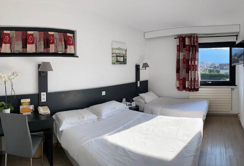 חדר סטנדרט לשלושה, Logis Hôtel Annecy Nord / Argonay