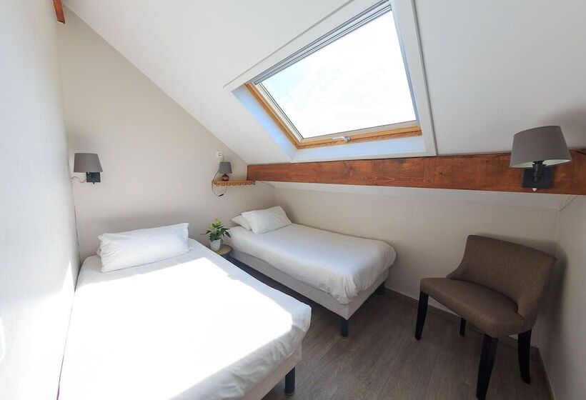 חדר סטנדרט לארבעה, Logis Hôtel Annecy Nord / Argonay