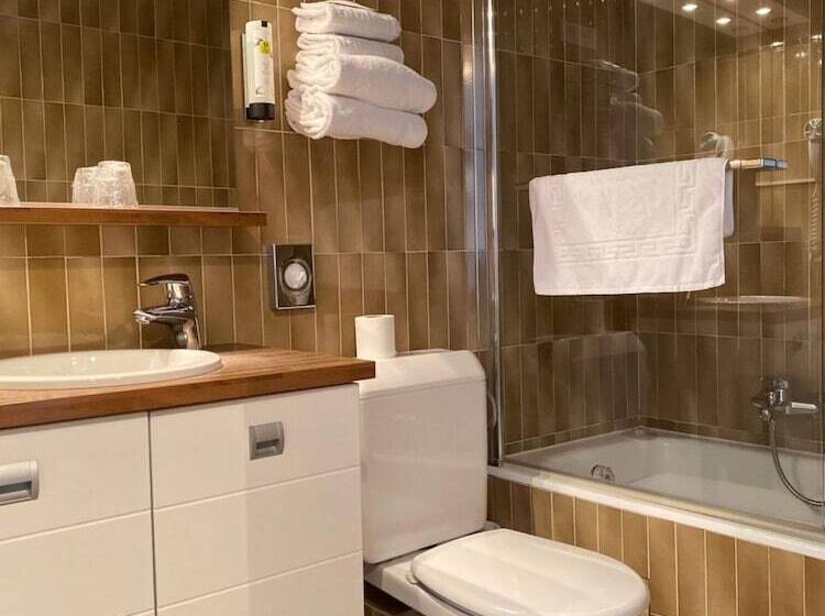 חדר סופריור לארבעה, Logis Hôtel Annecy Nord / Argonay