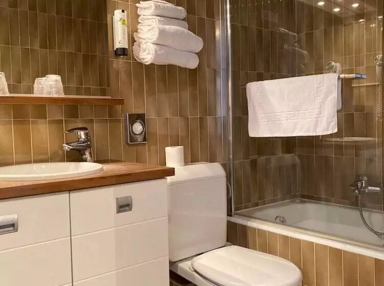 スーペリアの４人部屋, Logis Hôtel Annecy Nord / Argonay