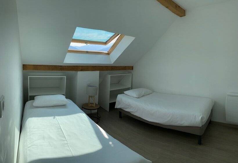 חדר סופריור לארבעה, Logis Hôtel Annecy Nord / Argonay