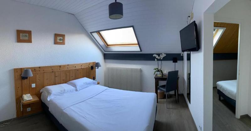 חדר סטנדרט לארבעה, Logis Hôtel Annecy Nord / Argonay