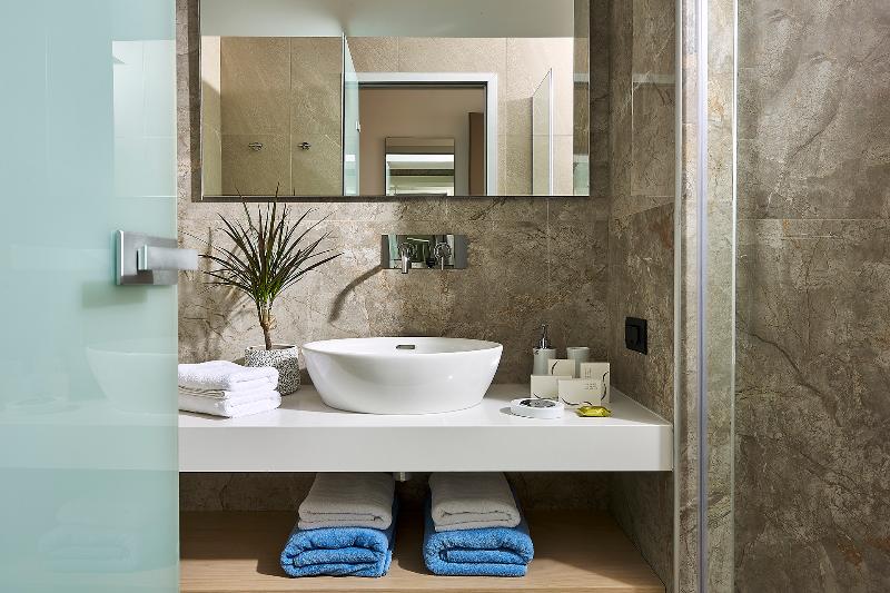 Номер Стандарт Трехместный, Logis Hôtel Annecy Nord / Argonay