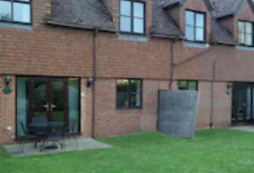 2-Bedroom Classic Apartment, Macdonald Elmers Court