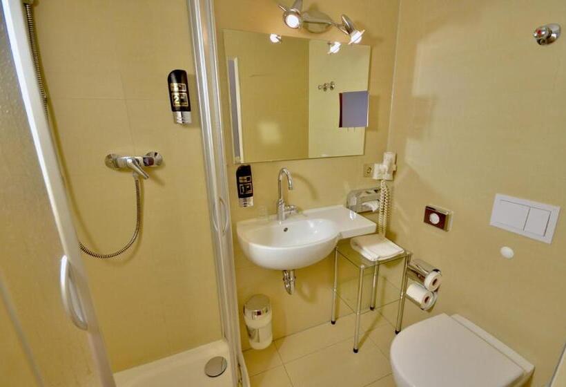 컴포트 싱글 룸, Alt Connewitz