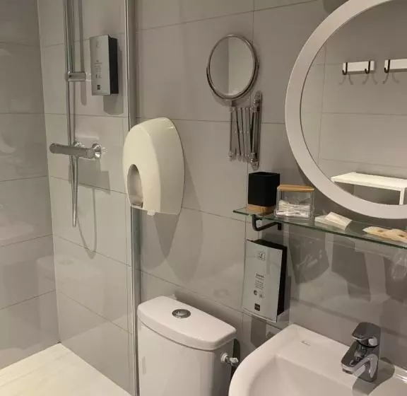 Standard Neljän Hengen Huone, Auberge Du Cheval Blanc