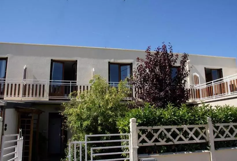 Standard Neljän Hengen Huone, Auberge Du Cheval Blanc
