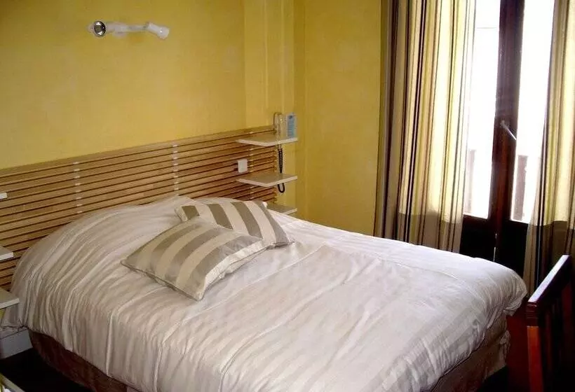 Standard Kolmen Hengen Huone, Auberge Du Cheval Blanc