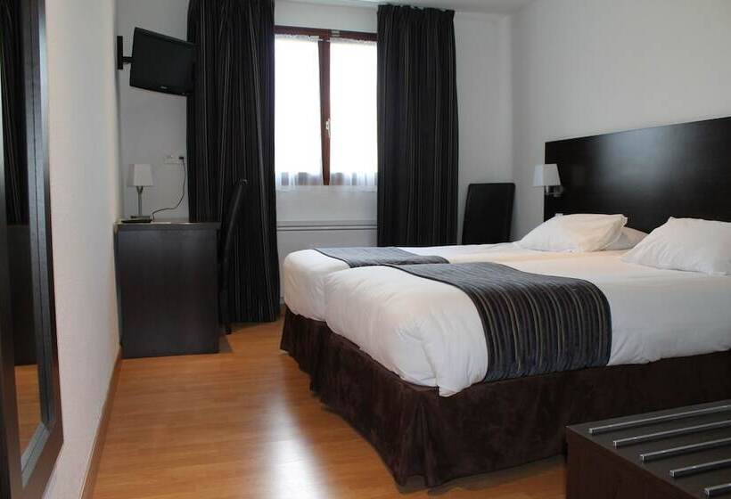 Номер Стандарт, Logis Hotel Restaurant De L Abbaye