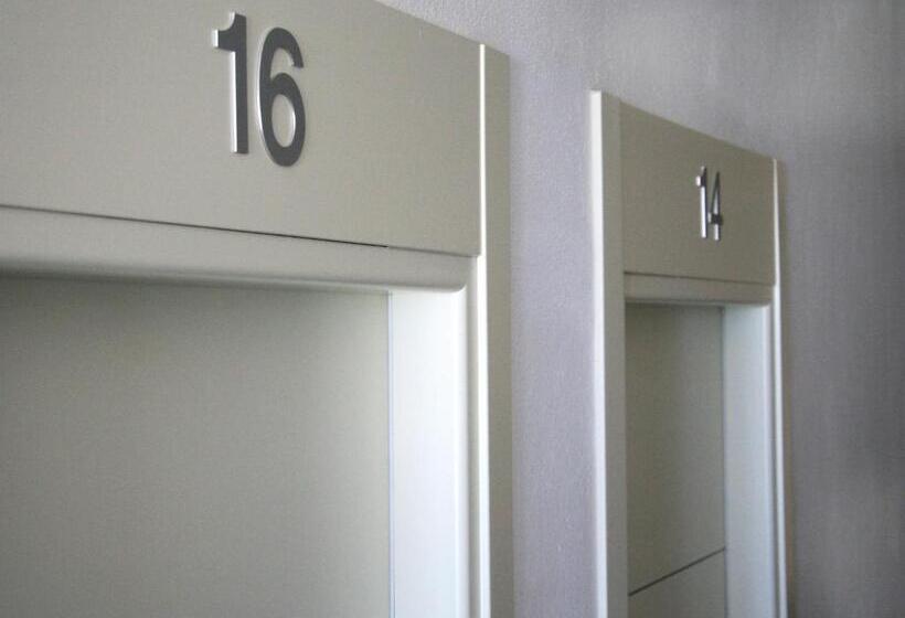 标准三人间, Excelsior