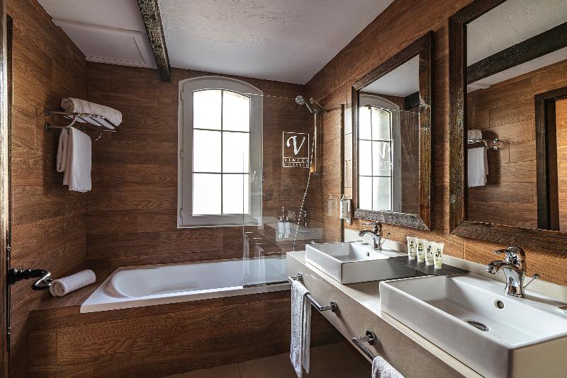 מיטת קינג בסוויטה, Holiday Inn Express Davis University Area, An Ihg