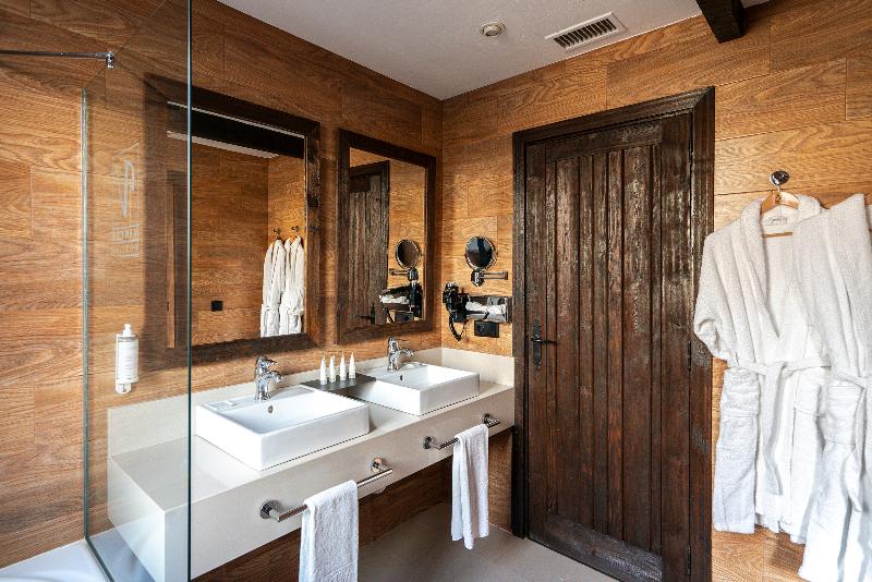 מיטת קינג בסוויטה, Holiday Inn Express Davis University Area, An Ihg