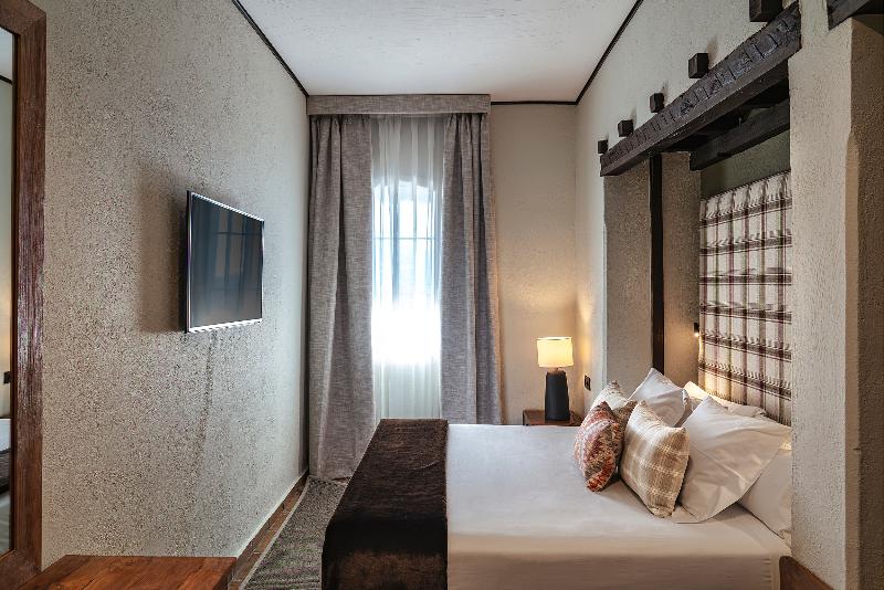 מיטת קינג בסוויטה, Holiday Inn Express Davis University Area, An Ihg