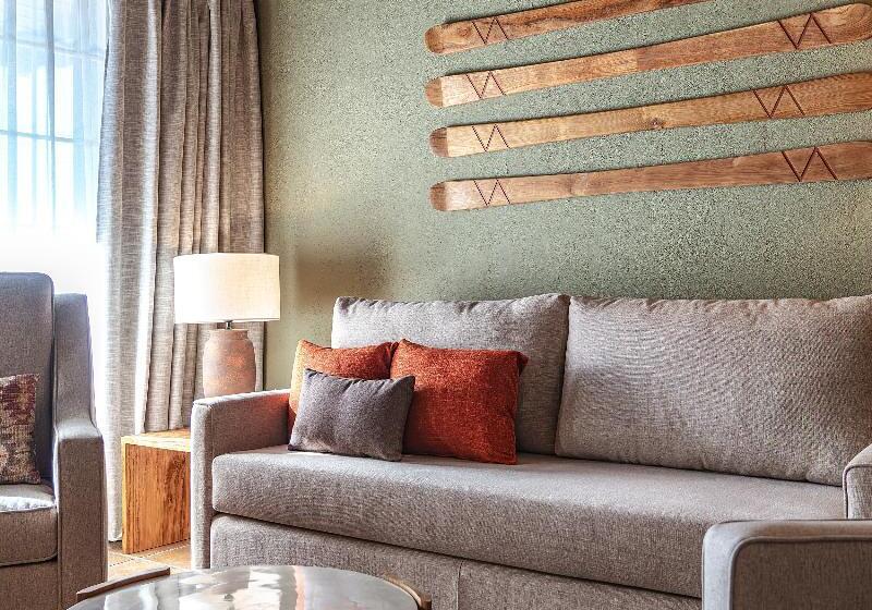 מיטת קינג בסוויטה, Holiday Inn Express Davis University Area, An Ihg