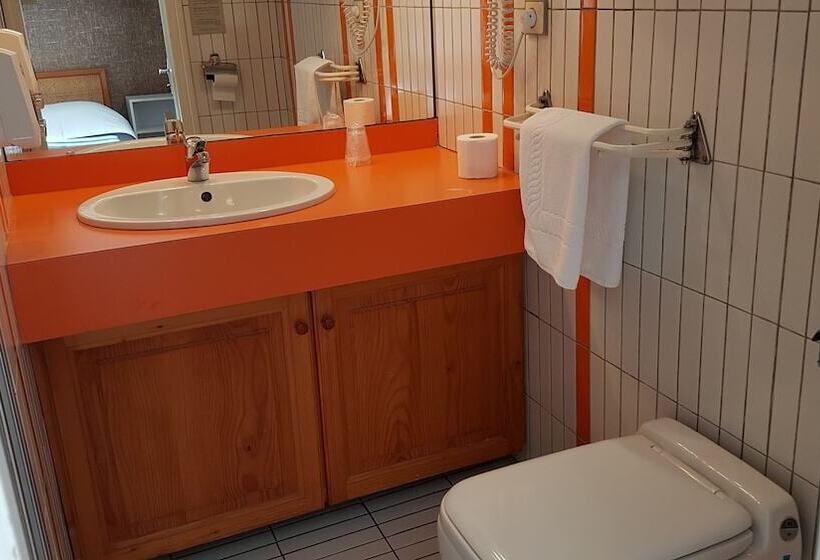 חדר סטנדרט לשלושה, Hôtel Restaurant Le Moulin Du Plain