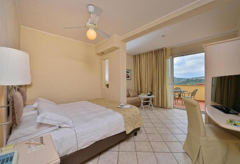 带露台的小型套房, Liliana Diano Marina