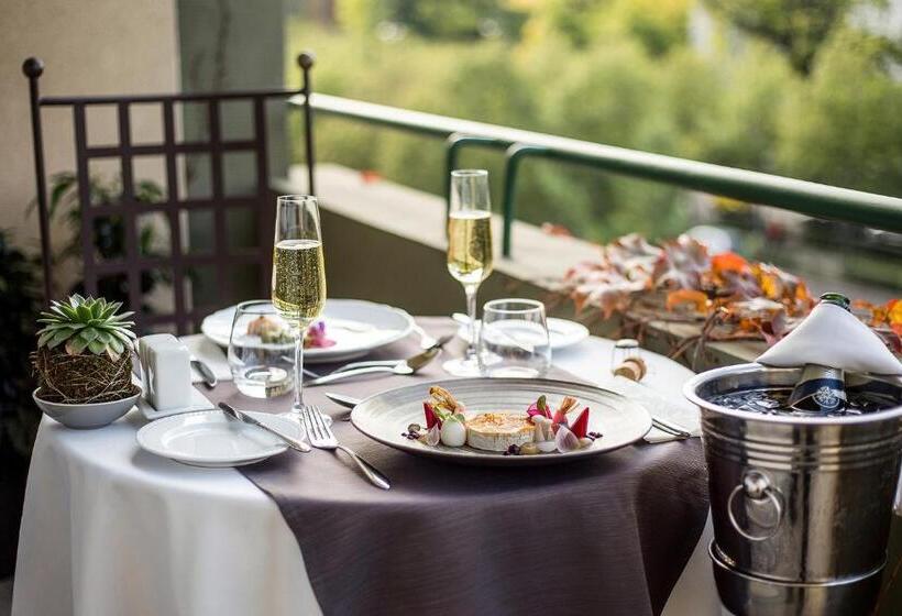 Номер Deluxe, Mamaison Hotel Andrassy Budapest