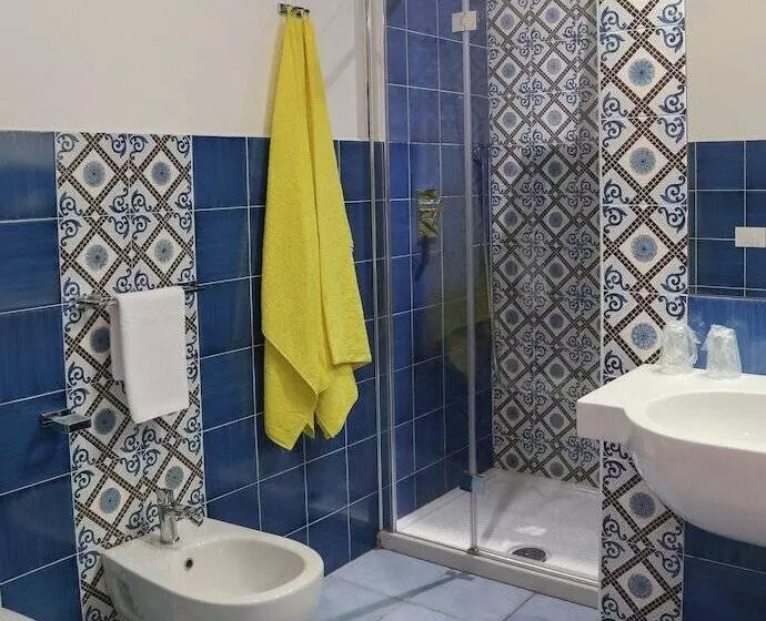 اتاق سوپریور با چشم‌انداز جانبی دریا, Torre Sant'angelo