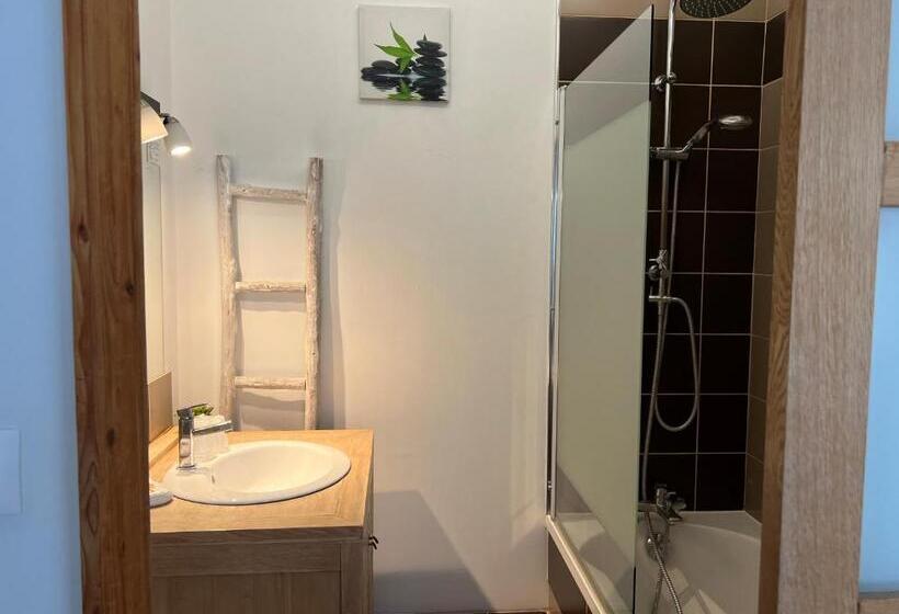 コンフォートトリプルルーム, Logis Hôtel Des Causses