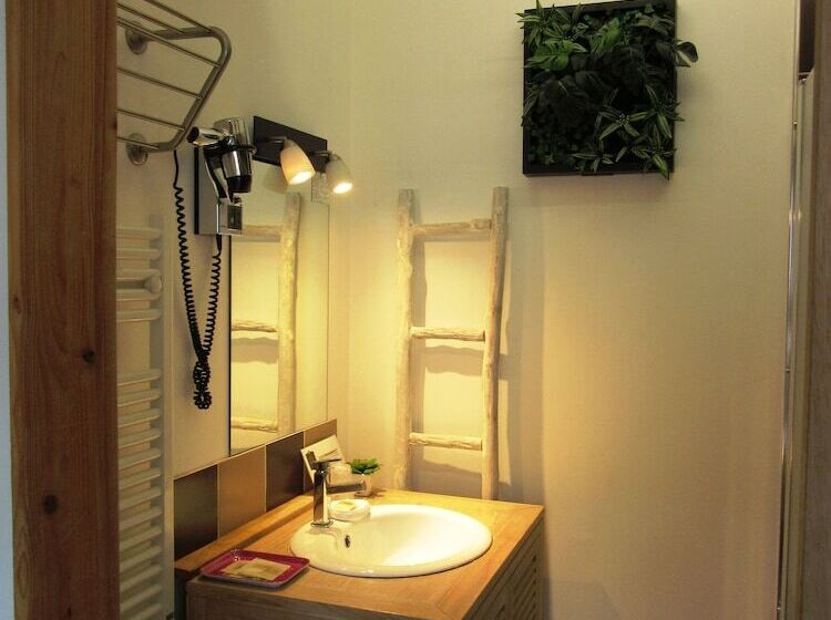 コンフォートトリプルルーム, Logis Hôtel Des Causses