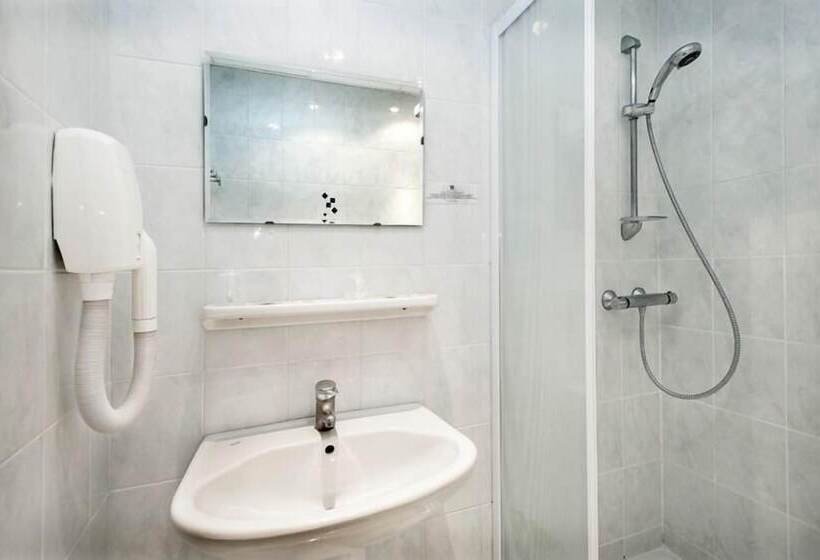 Номер Стандарт Трехместный, Logis Hotel Restaurant Family & Spa