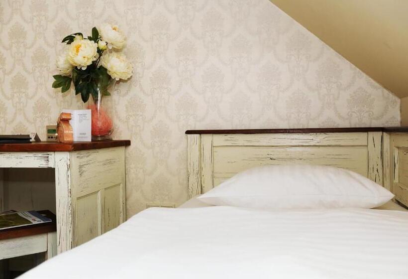 غرفة قياسية ثلاثية, Kalvin Restaurant & Pension