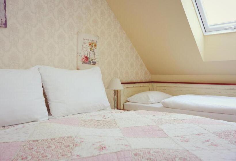 غرفة قياسية ثلاثية, Kalvin Restaurant & Pension