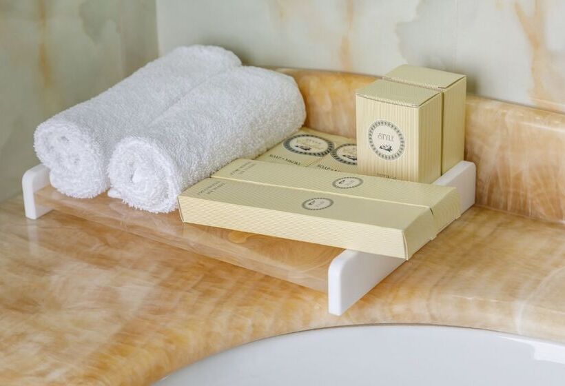 スタンダードルーム, Mini Hotel Biography