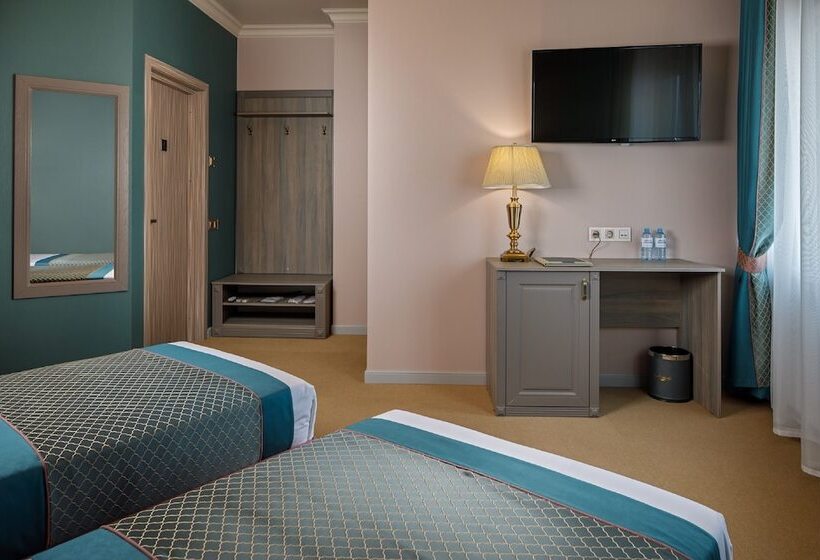 スタンダードルーム, Mini Hotel Biography